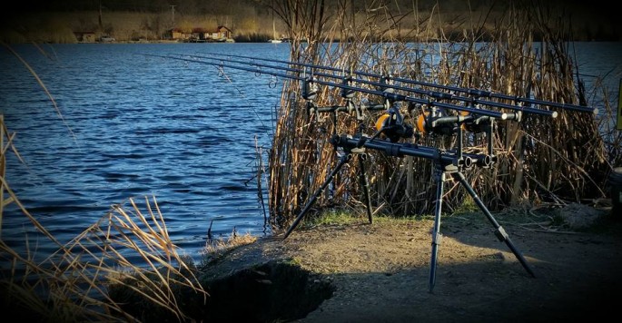 A téli napsütésben örömmel szemléltem felszereléseimet a parton... A téli napsütésben örömmel szemléltem felszereléseimet a parton...