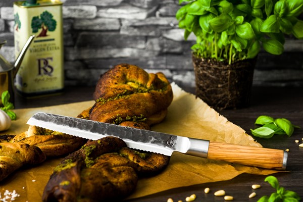 kovácsolt kenyérszeletelő kés oliva nyéllel